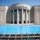 Vor der Volksbühne steht nun ein temporärer Pool. (Archivbild) - Bild: Sebastian Christoph Gollnow/dpa