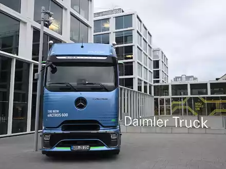 Gewinneinbruch bei Daimler Truck. (Archivbild) - Foto: Bernd Weißbrod/dpa