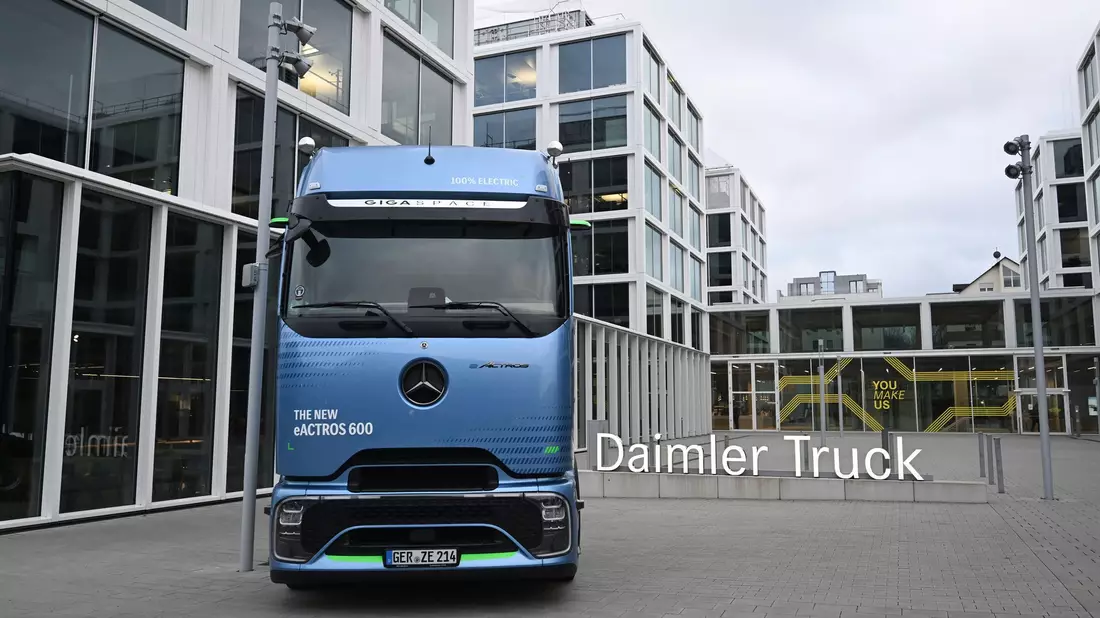 Daimler Truck: Erneuter Gewinneinbruch. (Archivbild) - Bild: Bernd Weißbrod/dpa