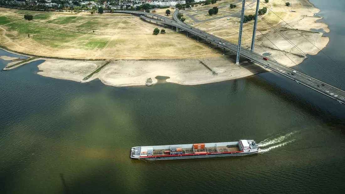 Das Niedrigwasser erschwert die Belieferung der Industrie - Bild: Oliver Berg/dpa