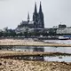 In Köln wurde zuletzt ein Rekord-Niedrigwasser im Rhein gemessen  - Bild: Oliver Berg/dpa