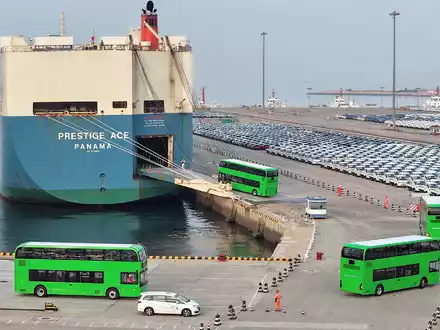 Im Hafen der chinesischen Stadt Yantai werden elektrische Doppeldeckerbusse für den Export verschifft. (Archivbild) - Foto: Tang Ke/XinHua/dpa