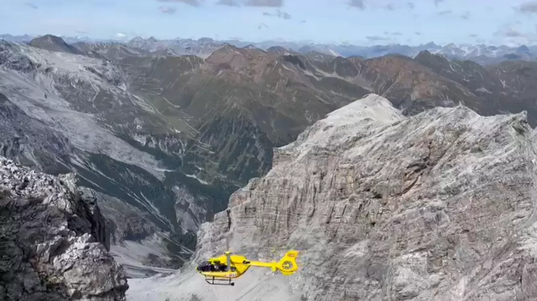 Vor den Augen ihrer Eltern ist ein 14-jähriges Mädchen in Südtirol zu Tode gestürzt. (Foto: Archiv) - Bild: -/Bergrettung Italien/dpa