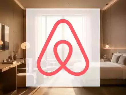 Modernes, sonnendurchflutetes Boutique-Hotel-Interieur als Symbol für den Ferienwohnungsmarkt - Foto: über boerse-global.de