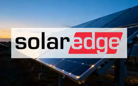 Moderne Solarparks in der Dämmerung als Symbol für die Herausforderungen und Entwicklungen im Bereich der erneuerbaren Energien. - Foto: über boerse-global.de