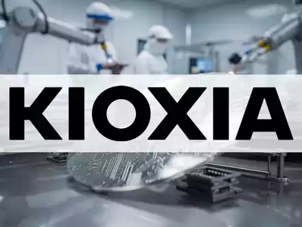 Abstrakte Darstellung einer modernen Halbleiterfertigung mit Fokus auf Mikrochip-Architektur und industrielle Präzision. - Foto: über boerse-global.de