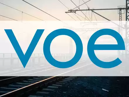 Moderne Eisenbahninfrastruktur mit Stahlschienen in einer atmosphärischen Landschaft bei Sonnenaufgang. - Foto: über boerse-global.de