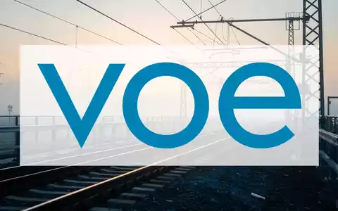 Moderne Eisenbahninfrastruktur mit Stahlschienen in einer atmosphärischen Landschaft bei Sonnenaufgang. - Foto: über boerse-global.de