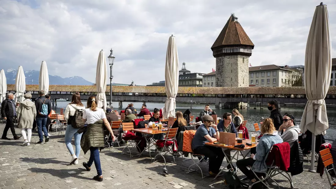 Ein Restaurant an der Reuss in Luzern, die Kapellbrücke ist im Hintergrund zu sehen.(Archivbild) - Bild: Alexandra Wey/KEYSTONE/dpa