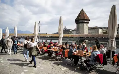Ein Restaurant an der Reuss in Luzern, die Kapellbrücke ist im Hintergrund zu sehen.(Archivbild) - Foto: Alexandra Wey/KEYSTONE/dpa