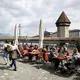 Ein Restaurant an der Reuss in Luzern, die Kapellbrücke ist im Hintergrund zu sehen.(Archivbild) - Bild: Alexandra Wey/KEYSTONE/dpa