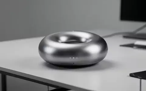 Schlanker, donutförmiger Metall-Smart-Lautsprecher auf modernem Schreibtisch, repräsentiert OpenAIs neues Hardware-Projekt. - Foto: über boerse-global.de