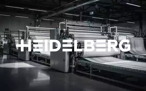 Abstrakte Darstellung einer modernen Industriemaschine in einer Druckerei mit dramatischer Beleuchtung. - Foto: über boerse-global.de