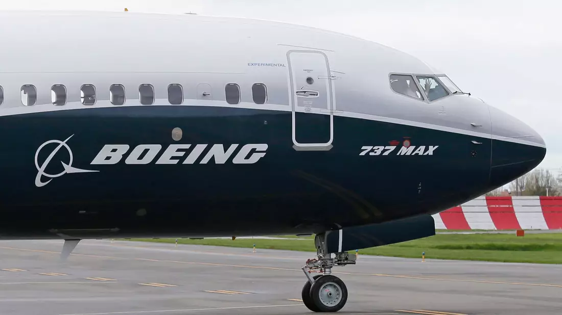 Rund 470 Maschinen des Typs Boeing 737 Max sollen auf Risse neben Türen überprüft werden. (Archivbild) - Bild: Ted S. Warren/AP/dpa