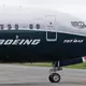 Rund 470 Maschinen des Typs Boeing 737 Max sollen auf Risse neben Türen überprüft werden. (Archivbild) - Bild: Ted S. Warren/AP/dpa