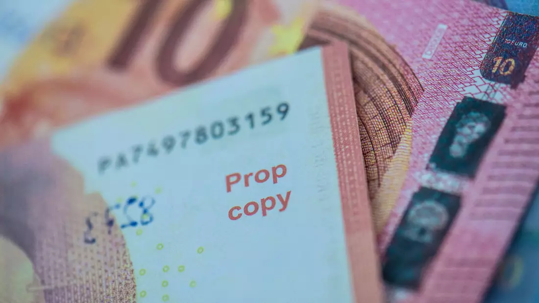 Seit Jahren werden in großem Stil Scheine mit Aufdrucken wie «MovieMoney» oder «Prop copy», die im Internet als Spielgeld oder Filmrequisite angeboten werden, in Umlauf gebracht. (Archivbild) - Bild: Boris Roessler/dpa