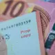 Seit Jahren werden in großem Stil Scheine mit Aufdrucken wie «MovieMoney» oder «Prop copy», die im Internet als Spielgeld oder Filmrequisite angeboten werden, in Umlauf gebracht. (Archivbild) - Bild: Boris Roessler/dpa
