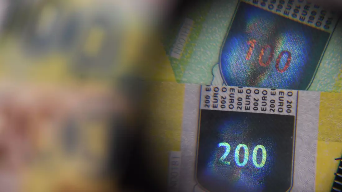 Experten der Notenbanken tüfteln ständig an neuen Sicherheitsmerkmalen, damit es Kriminelle noch schwerer haben, die Banknoten nachzumachen. (Archivbild) - Bild: Arne Dedert/dpa