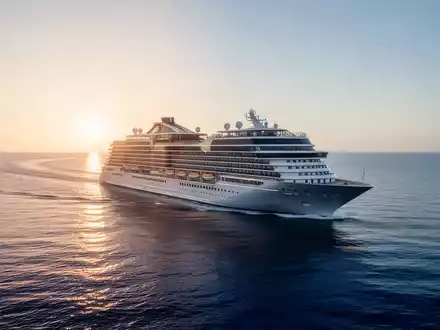 Ein modernes Kreuzfahrtschiff auf dem offenen Meer bei Sonnenuntergang als Symbol für nachhaltigen Tourismus. - Foto: über boerse-global.de