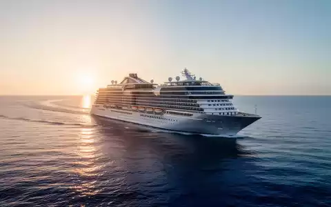 Ein modernes Kreuzfahrtschiff auf dem offenen Meer bei Sonnenuntergang als Symbol für nachhaltigen Tourismus. - Foto: über boerse-global.de