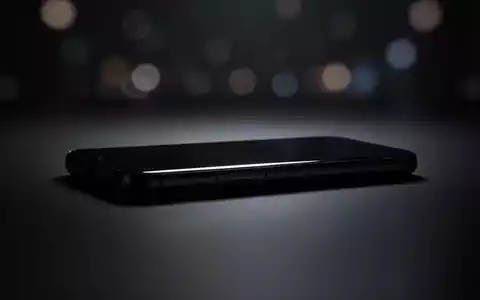 Schlankes, minimalistisches Smartphone-Silhouette auf dunkler, reflektierender Fläche mit filmischer Beleuchtung. - Foto: über boerse-global.de