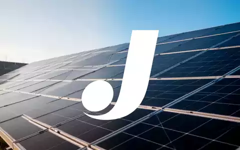 Moderne Solarpaneele in einer weitläufigen Anlage unter klarem Himmel, die den Sektor für erneuerbare Energien symbolisieren. - Foto: über boerse-global.de