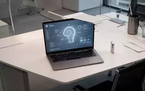 Minimalistischer Büroschreibtisch mit Laptop, der eine vereinfachte KI-Oberfläche zeigt, für Software-Konsolidierung. - Foto: über boerse-global.de