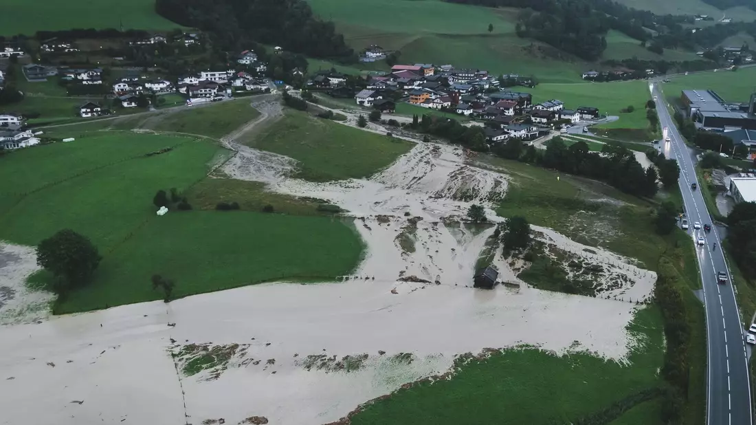 Der Tobersbach in Uttendorf trat über die Ufer.  - Bild: Expa/ Jfk/APA/dpa