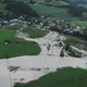 Der Tobersbach in Uttendorf trat über die Ufer.  - Bild: Expa/ Jfk/APA/dpa