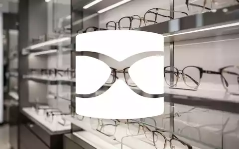 Minimalistische Optik-Einzelhandelsumgebung mit eleganten Brillengestellen in einer professionellen, modernen Atmosphäre. - Foto: über boerse-global.de