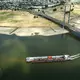Das Niedrigwasser erschwert die Belieferung der deutschen Industrie (Archivbild) - Bild: Oliver Berg/dpa