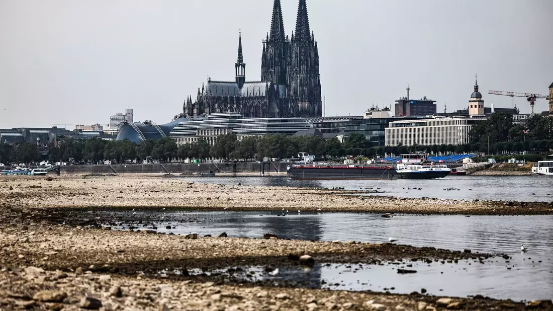 In Köln wurde zuletzt ein Rekord-Niedrigwasser im Rhein gemessen (Archivbild) - Bild: Oliver Berg/dpa