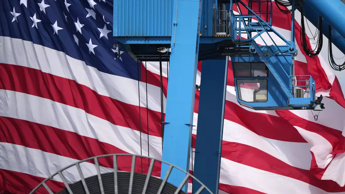 Das Geschäft mit den USA schwankt im Zollstreit stark (Archivbild) - Bild: Matt Slocum/AP/dpa