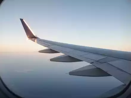 Modernes Verkehrsflugzeug im Flug über den Wolken bei hellem Tageslicht zur Symbolisierung von Effizienz und Luftfahrt. - Foto: über boerse-global.de