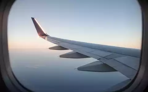 Modernes Verkehrsflugzeug im Flug über den Wolken bei hellem Tageslicht zur Symbolisierung von Effizienz und Luftfahrt. - Foto: über boerse-global.de