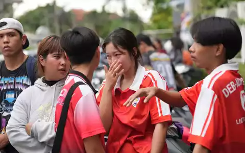 Schülerinnen und Schüler trauerten nach der Attacke. - Foto: Sakchai Lalit/AP/dpa