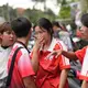 Schülerinnen und Schüler trauerten nach der Attacke. - Bild: Sakchai Lalit/AP/dpa