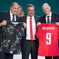 Montagliani (l.) und Infantino (r.) könnten zu Rivalen werden. (Archivbild) - Foto: Darryl Dyck/The Canadian Press/AP/dpa