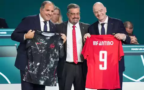 Montagliani (l.) und Infantino (r.) könnten zu Rivalen werden. (Archivbild) - Foto: Darryl Dyck/The Canadian Press/AP/dpa