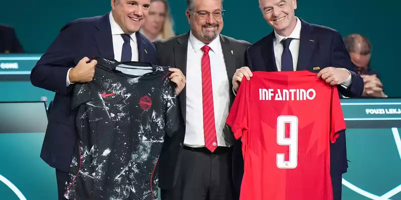 Montagliani (l.) und Infantino (r.) könnten zu Rivalen werden. (Archivbild) - Foto: Darryl Dyck/The Canadian Press/AP/dpa