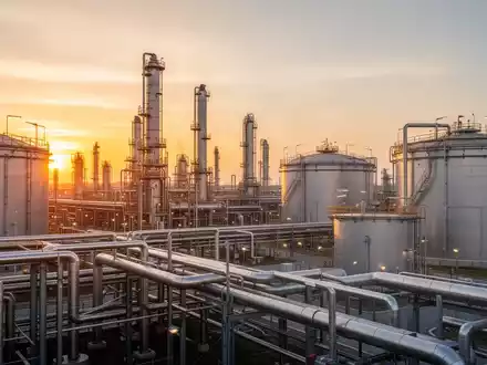 Moderne Öl- und Gasraffinerie bei Sonnenuntergang als Symbol für die finanzielle Entwicklung von OMV Petrom - Foto: über boerse-global.de