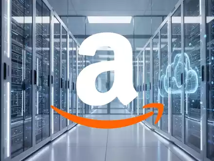 Modernes Rechenzentrum mit leuchtenden Server-Racks als Symbol für Cloud-Infrastruktur und digitales Wachstum - Foto: über boerse-global.de
