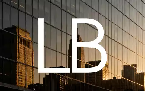 Moderne Glasfassade eines Gewerbebaus in der Abendsonne als Symbol für Immobilieninvestitionen. - Foto: über boerse-global.de