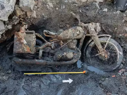Ein Motorrad der Wehrmacht kam bei Budapest zum Vorschein. Der Volksbund rechnet mit weiteren Funden.  - Foto: Gabor-Kohlrusz/Volksbunds Deutsche Kriegsgräberfürsorge/dpa