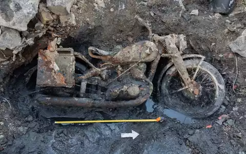 Ein Motorrad der Wehrmacht kam bei Budapest zum Vorschein. Der Volksbund rechnet mit weiteren Funden.  - Foto: Gabor-Kohlrusz/Volksbunds Deutsche Kriegsgräberfürsorge/dpa