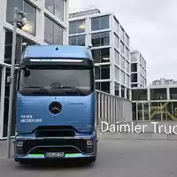 Daimler Truck: Erneuter Gewinneinbruch. (Archivbild) - Foto: Bernd Weißbrod/dpa