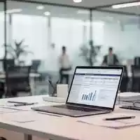Moderner, aufgeräumter Schreibtisch mit Laptop in einer hellen Büroumgebung, der Ruhe und Konzentration vermittelt. - Foto: über boerse-global.de