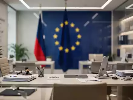 Modernes Büro einer Reiseagentur mit einer unscharfen Europaflagge im Hintergrund als Symbol für die EU-Richtlinienreform. - Foto: über boerse-global.de