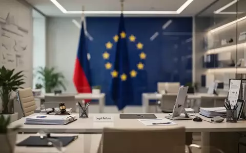 Modernes Büro einer Reiseagentur mit einer unscharfen Europaflagge im Hintergrund als Symbol für die EU-Richtlinienreform. - Foto: über boerse-global.de