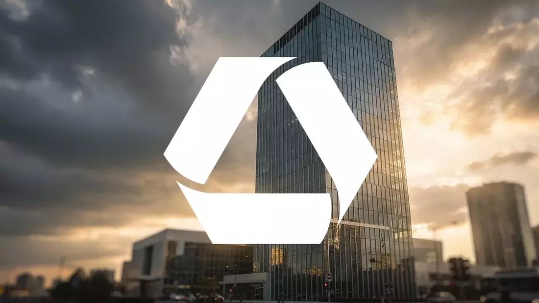 Commerzbank Q2 Profit Surges 94% to €898M, Buyback Announced Amid UniCredit Takeover